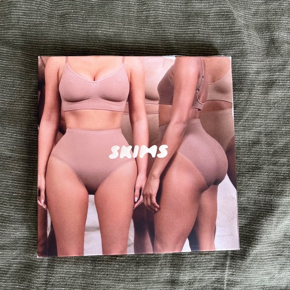 Skims sculpting mid-waist brief - Picture 3 of 4